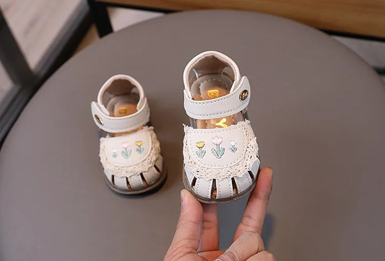 Sandálias pequenas de flores para bebês e meninas, verão 2024, sapatos de praia para crianças, sandálias de dedos fechados, bege, rosa